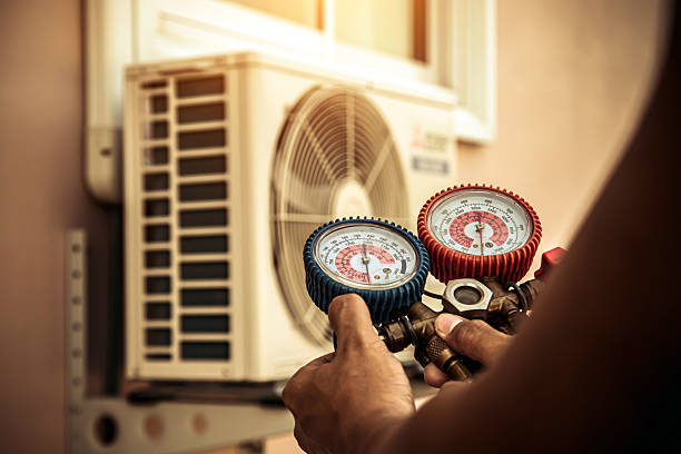 Professional Hvac technician working in Maury City, TN